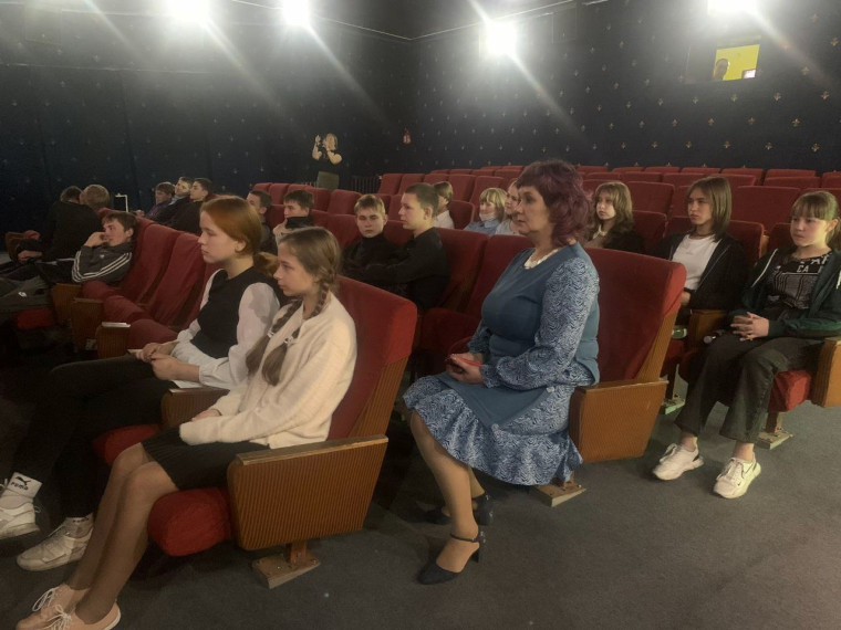 Показ фильмов.