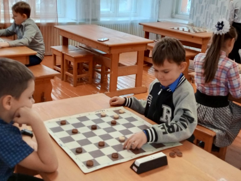 Городские соревнования среди школ по шахматам и шашкам.